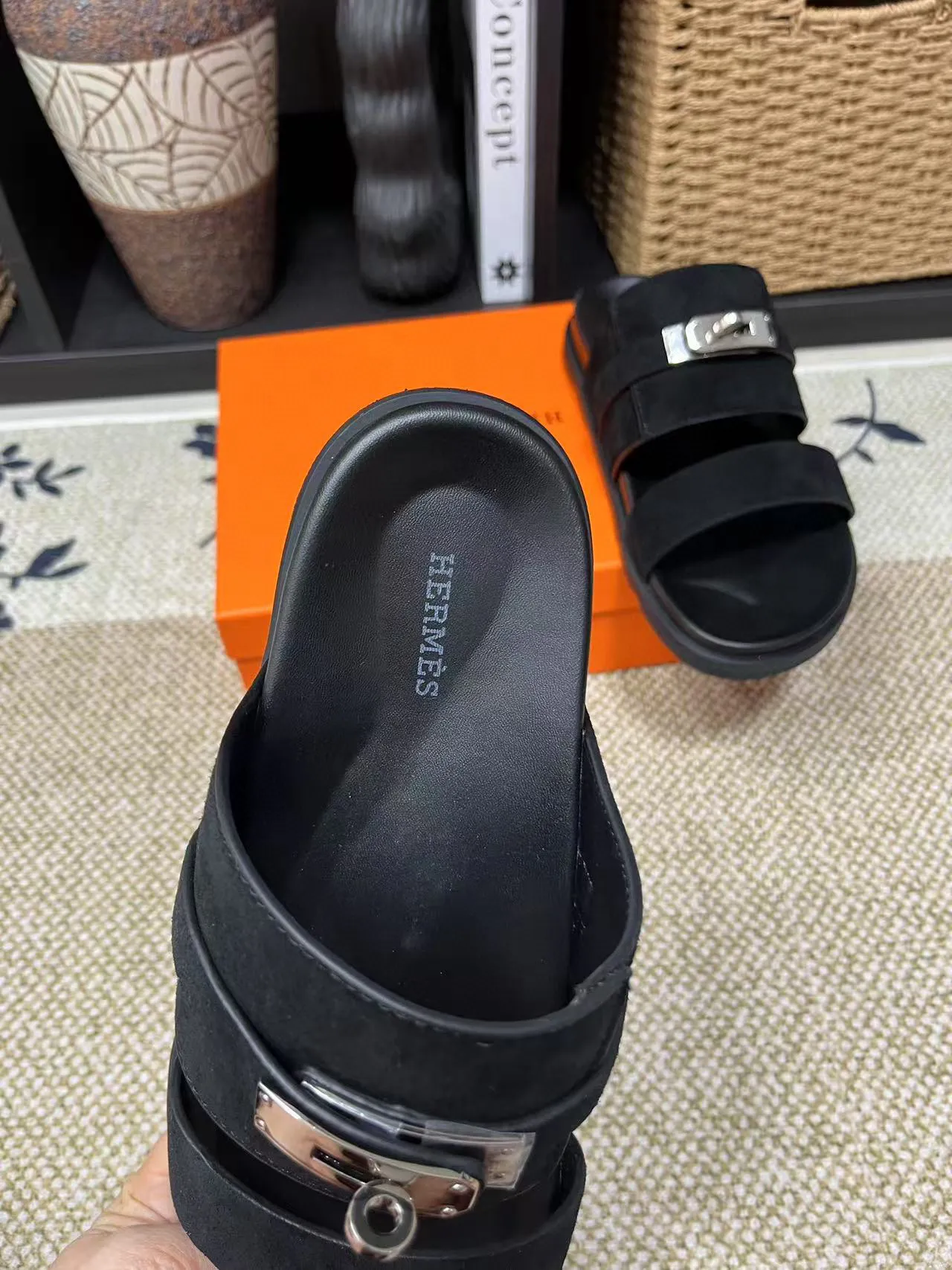 Factory price: 340💰Long-term availability Hermes men's Kazimir slippers for couples - top quality, Hermès woven calfskin functional sandals. The interwoven upper inspired by the "H" iconic pattern creates a casual look, which can be said to be a good companion for summer. Imported cowhide + cowhide lining + TU men's shoes💰Outsole Size: 35-46